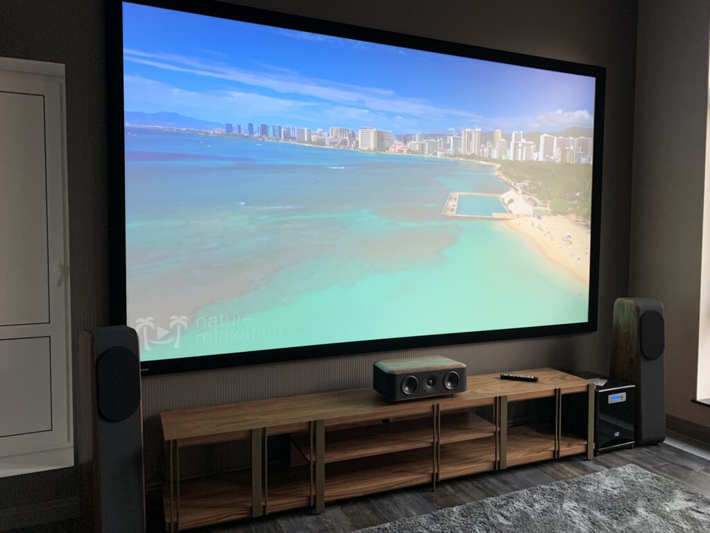 Домашний кинотеатр на базе 4K проектора Sony и звук Dolby Atmos